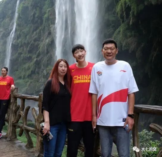 ;沙漠之舟骆驼卡毛现身;沙滩放映是海南岛国际电影节最具特色的观影活动，品椰风海韵、看光影流年是海南岛国际电影节区别于其他电影节最显著的特点，展示了海南岛国际电影节的浪漫气息